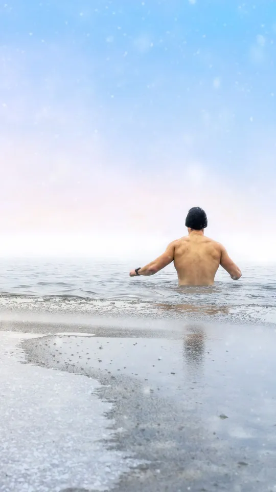 Uomo che fa il bagno in acqua ghiacciata